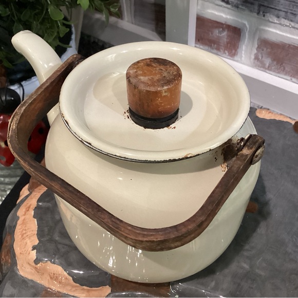🟤 Vintage - Cream colored, enamel coated, Tea Kettle w/ Wooden Handle - Decor - Picture 3 of 16